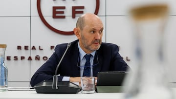 LAS ROZAS (MADRID), 27/01/2025.- El presidente de la Real Federación Española de Fútbol (RFEF), Rafael Louzán, preside este lunes la reunión de la junta directiva de la Real Federación Española de Fútbol (RFEF) en la Ciudad del Fútbol de Las Rozas de Madrid en la que se tratan, entre otros temas, la renovación del seleccionador nacional, Luis de la Fuente. EFE/ Mariscal