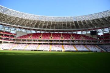 Antalya Arena, ubicado en Turquía con capacidad para 33 mil espectadores  