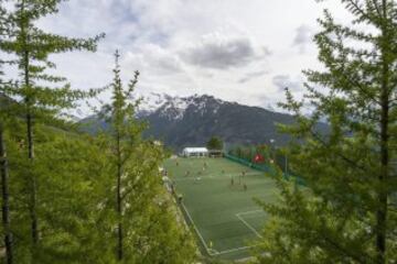 En el "Ottmar Hitzfeld GsponArena", en Gspon, en los Alpes suizos se encuentra un campo de fútbol situado a 2.000 metros sobre el nivel del mar.