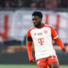 Davies, frustrado: patadón y cambio