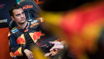 Pedrosa en el box KTM.