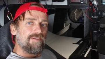 <b>EN LA CABINA. </b>Javier Sansó, delante de su instrumental en el interior del 'Acciona'.