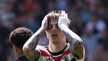 Soccer Football - Premier League - AFC Bournemouth v Manchester United - Vitality Stadium, Bournemouth, Britain - April 27, 2025 Manchester United's Alejandro Garnacho reacts after missing a chance to score REUTERS/Tony O Brien EDITORIAL USE ONLY. NO USE WITH UNAUTHORIZED AUDIO, VIDEO, DATA, FIXTURE LISTS, CLUB/LEAGUE LOGOS OR 'LIVE' SERVICES. ONLINE IN-MATCH USE LIMITED TO 120 IMAGES, NO VIDEO EMULATION. NO USE IN BETTING, GAMES OR SINGLE CLUB/LEAGUE/PLAYER PUBLICATIONS. PLEASE CONTACT YOUR ACCOUNT REPRESENTATIVE FOR FURTHER DETAILS..