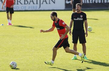 Siendo centrocampista, en la última etapa de Manzano en el Atlético comenzó a jugar de lateral, pero no sería hasta la llegada de Simeone cuando se consolidara en la defensa rojiblanca.