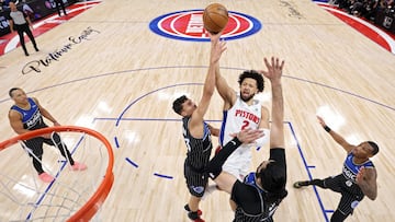 Cade Cunningham, rodeado de jugadores de los Magic durante el quinto partido