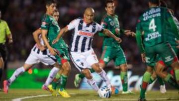 Humberto Suazo maneja el balón ante la defensa de Jaguares, que contó con Isaac Díaz en el segundo tiempo.