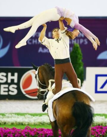 Los alemanes Gera-Marie Gruen y Justin van Gerven durante su actuación en el estilo libre del Vaulting Pas de Deux.