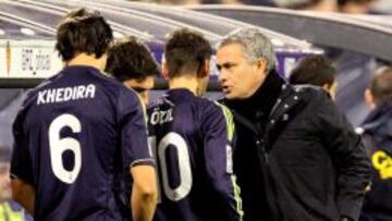 Jos&eacute; Mourinho conversa con Khedira y &Ouml;zil antes de que estos entren en el partido ante el Zaragoza.