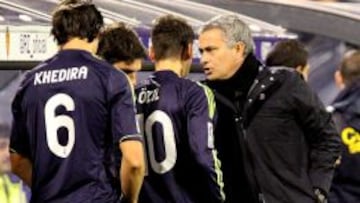 Jos&eacute; Mourinho conversa con Khedira y &Ouml;zil antes de que estos entren en el partido ante el Zaragoza.