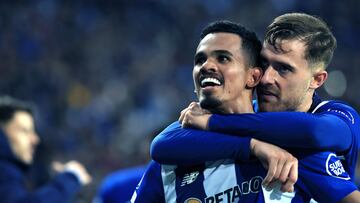 Wenderson Galeno y Toni Martínez, jugadores del Oporto, celebran el gol anotado por el brasileño ante el Arsenal en Champions League.