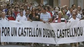 <b>DECEPCIÓN. </b>Aficionados del Castellón en una manifestación quejándose del trato a su equipo.