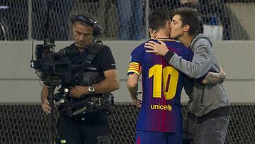 El espontáneo besando a Messi.