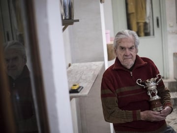 Luis Aperte, piloto zaragozano, murió el 15 de junio a los 87 años. Tal era su pasión por el motor que compitió tanto en coches como en motos, y una de sus participaciones más importantes fue al volante de un Alpine 1300 en la primera carrera oficial del GP de Alcañiz en 1965, disputado en el circuito urbano de Guadalope. Pionero del motor aragonés, era tan querido en su tierra que fue nombrado Caballero de la Orden de la Virgen del Pilar. 