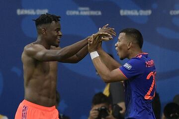 Colombia se impuso ante Argentina en el primer partido del Grupo B en el Arena Fonte Nova de Salvador Bahía. Roger Martínez y Duván Zapata sentenciaron a la Albiceleste.