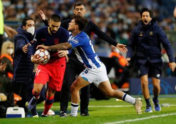 El árbitro Clement Turpin expulsó a Yannick Carrasco tras un incidente con Otavio.