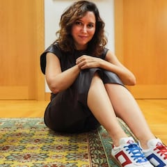 Furor por las zapatillas del Metro de Madrid que luce Isabel Díaz Ayuso: precio y dónde comprar