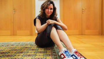 Furor por las zapatillas del Metro de Madrid que luce Isabel Díaz Ayuso: precio y dónde comprar