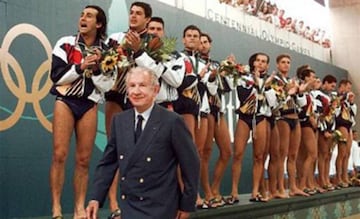 Manel Estiarte, izquierda, junto al resto del equipo español campeón en Atlanta 1996. Samaranch entregó las medallas.