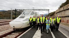 (I-D) El presidente del Gobierno de Asturias, Adrián Barbón; la ministra de Transportes, Movilidad y Agenda Urbana, Raquel Sánchez; la presidenta de Adif y Adif AV, María Luisa Domínguez y el alcalde de Léon, José Antonio Díez, durante su visita a la Variante de Pajares, a 9 de noviembre de 2022, en La Robla, León, Castilla y León (España). Durante el trayecto en tren, Raquel Sánchez recorre los 39 kilómetros de la variante de Pajares entre La Robla (León) y Campomanes (Asturias), un tramo que incluye un doble túnel de casi 25 kilómetros que atraviesa la Cordillera Cantábrica y cuya puesta en servicio evitará el uso de la centenaria rampa de Pajares. El proyecto es la futura Línea de Alta Velocidad León-Asturias y está considerado como una de las obras de ingeniería civil más complejas realizadas en el país hasta la fecha. La variante ha supuesto desde 2004 una inversión de más de 3.700 millones de euros.
09 NOVIEMBRE 2022;CASTILLA Y LEÓN;ASTURIAS;PAJARES;VARIANTE PAJARES;LEON;TREN;TRANSPORTE;TUNEL
Secundino Pérez / Europa Press
09/11/2022