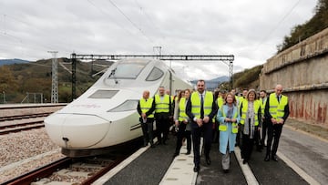 (I-D) El presidente del Gobierno de Asturias, Adrián Barbón; la ministra de Transportes, Movilidad y Agenda Urbana, Raquel Sánchez; la presidenta de Adif y Adif AV, María Luisa Domínguez y el alcalde de Léon, José Antonio Díez, durante su visita a la Variante de Pajares, a 9 de noviembre de 2022, en La Robla, León, Castilla y León (España). Durante el trayecto en tren, Raquel Sánchez recorre los 39 kilómetros de la variante de Pajares entre La Robla (León) y Campomanes (Asturias), un tramo que incluye un doble túnel de casi 25 kilómetros que atraviesa la Cordillera Cantábrica y cuya puesta en servicio evitará el uso de la centenaria rampa de Pajares. El proyecto es la futura Línea de Alta Velocidad León-Asturias y está considerado como una de las obras de ingeniería civil más complejas realizadas en el país hasta la fecha. La variante ha supuesto desde 2004 una inversión de más de 3.700 millones de euros.
09 NOVIEMBRE 2022;CASTILLA Y LEÓN;ASTURIAS;PAJARES;VARIANTE PAJARES;LEON;TREN;TRANSPORTE;TUNEL
Secundino Pérez / Europa Press
09/11/2022