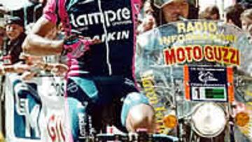 <B>VICTORIA.</B> Juan Manuel Gárate celebrando su victoria en la segunda etapa del Giro al Trentino.