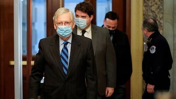 El líder de la mayoría del Senado de EE. UU., Mitch McConnell (R-KY), llega antes de una votación final sobre la anulación del veto sobre la Ley de Autorización de Defensa Nacional en el Capitolio en Washington, EE. UU., 1 de enero de 2021.