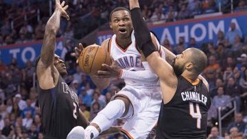 Russell Westbrook, ante Eric Bledsoe y Tyson Chandler.