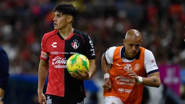 Jose Lozano of Atlas and Javier Chicharito Hernandez of Guadalajara during the 17th round match between Atlas and Guadalajara as part of the Liga BBVA MX, Torneo Clausura 2025 at Jalisco Stadium, on April 19, 2025 in Guadalajara, Jalisco, Mexico.
