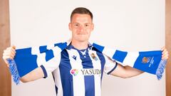 Sergio Gómez posa con la camiseta de la Real Sociedad.