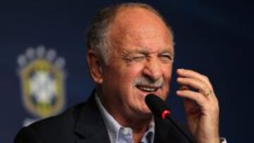 El entrenador de la selección brasileña de fútbol, Luiz Felipe Scolari, participa en una rueda de prensa