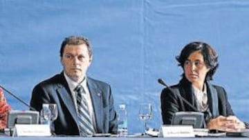 <b>DE MOMENTO SIGUEN. </b>Fuentes, en la foto con María de la Peña, seguirá al frente de la Real.