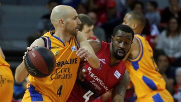 GRAF2153. ZARAGOZA, 23/12/2018.- El base del Tecnyconta, Bo McCalebb y Albert Oliver, base del Herbalife Gran Canaria durante el partido de la decimotercera jornada de Liga Endesa disputado hoy en el Pabellón Príncipe Felipe de Zaragoza. EFE/Javier Cebollada