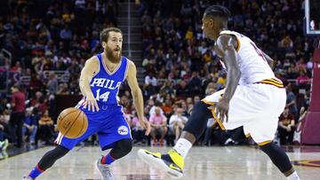 Sergio Rodriguez pasa ante Iman Shumpert.