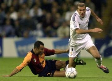 Zidane se escapa de Cafú en una jugada en su primer encuentro europeo vistiendo la camiseta del Madrid