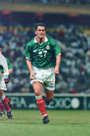 Hermosillo en el Estadio Azteca jugando un partido con la Selección Mexicana.