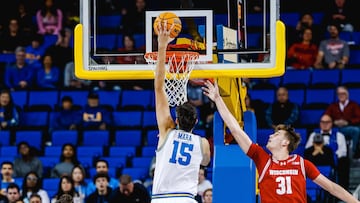 Aday Mara hace un mate durante el partido contra Wisconsin.
