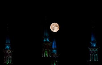 La luna sobre la mezquita de Kul-Sharif en Kazan.