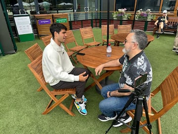 Carlos Alcaraz, en Wimbledon con el redactor de AS.