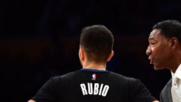 Ricky Rubio habla con Sam Mitchell.