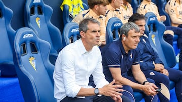 Gaizka Garitano en el banquillo del Nuevo Mirandilla junto a Patxi Ferreira.