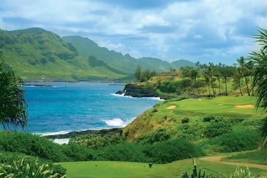 Las calles serpentean a través de bosques de mangos y guayabas, a lo largo de imponentes acantilados oceánicos y sobre promontorios muy por encima del puerto, y entre unas cuarenta hectáreas de lagunas de agua dulce que serpentean por todo el complejo.