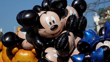 A Disneyland Paris employee sells Mickey and Minnie Mouse balloons along Main Street ahead of the 25th anniversary of the park in Marne-la-Vallee, near Paris, France, March 16, 2017. Picture taken March 16, 2017.,Image: 446268072, License: Rights-managed, Restrictions: , Model Release: no, Credit line: Benoit Tessier / Reuters / ContactoPhoto
