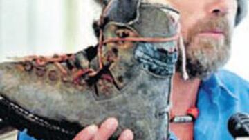 <b>PRUEBAS. </b>Messner, con la bota de Günther hallada en 2004.