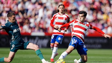 28/03/26 PARTIDO SEGUNDA DIVISION
GRANADA CF - SD HUESCA
En la imagen Trigueros (Granada CF) y Jordi Martin (SD Huesca)