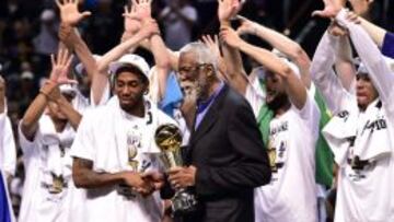 Kawhi Leonard recogiendo de manos de Bill Russell en trofeo como Mejor Jugador de las &uacute;ltimas Finales de la NBA.