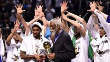 Kawhi Leonard recogiendo de manos de Bill Russell en trofeo como Mejor Jugador de las &uacute;ltimas Finales de la NBA.