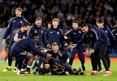 Los jugadores del Real Madrid se lanzan sobre Antonio Rüdiger tras marcar el gol de la clasificación en la tanda de penaltis.