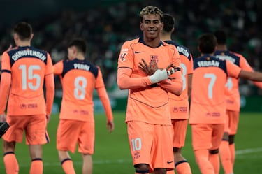 El jugador del Barcelona, Lamine Yamal, celebra el 1-5 al Betis. 