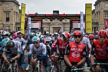 Ciclistas esperan antes del inicio de la 122.? edici¨®n de la Paris-Roubaix.