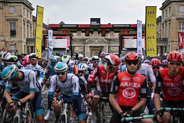 Ciclistas esperan antes del inicio de la 122.ª edición de la Paris-Roubaix.